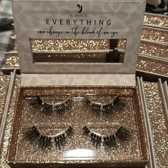 Blinkifly x Liza Adele collab - Picture 2 of 2